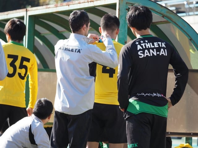 試合前、選手の背中にカードのようなものが差し込まれる。写真は澤井直人。