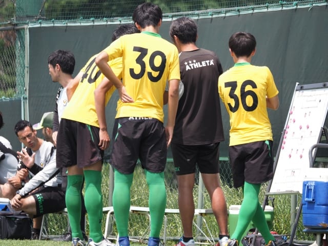 後半途中、沖田政夫GKコーチの周りに背番号の大きな選手たちが集まる。