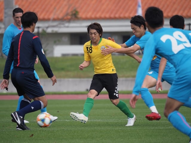 梶川諒太が包囲されながらボールを逃がす。